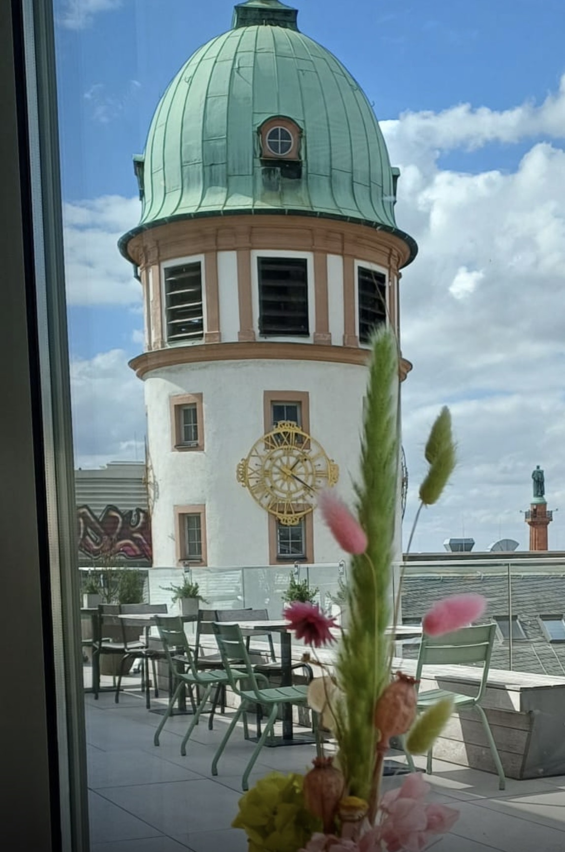 Blick auf einen historischen Turm in der Innenstadt von Darmstadt